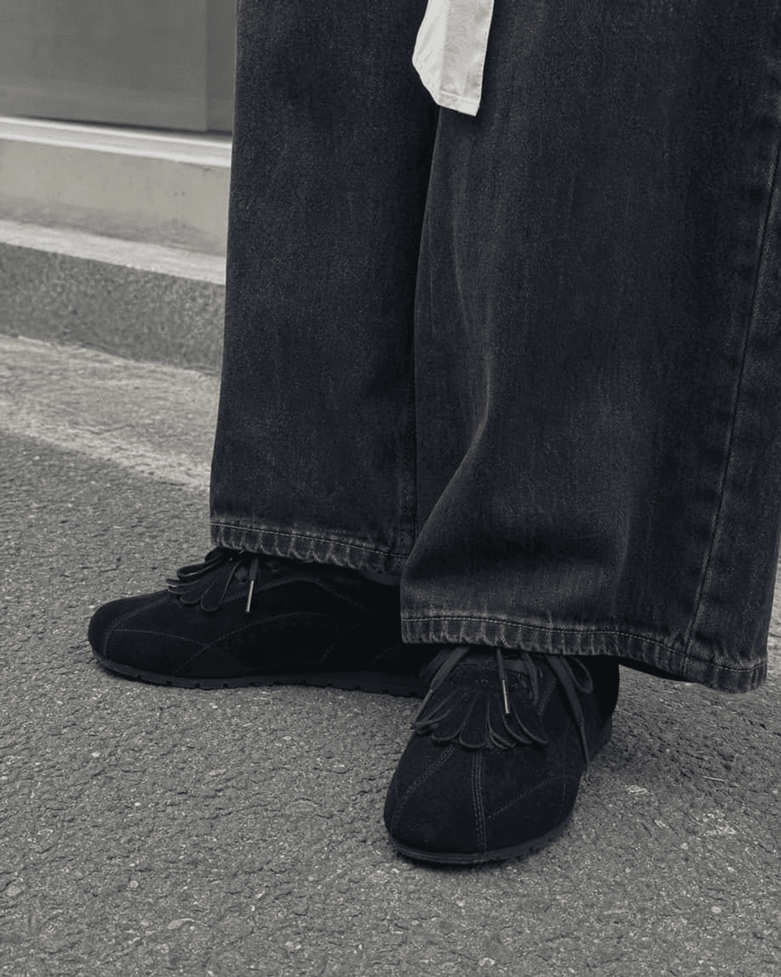 Essential Fringe Moccasin Black styling